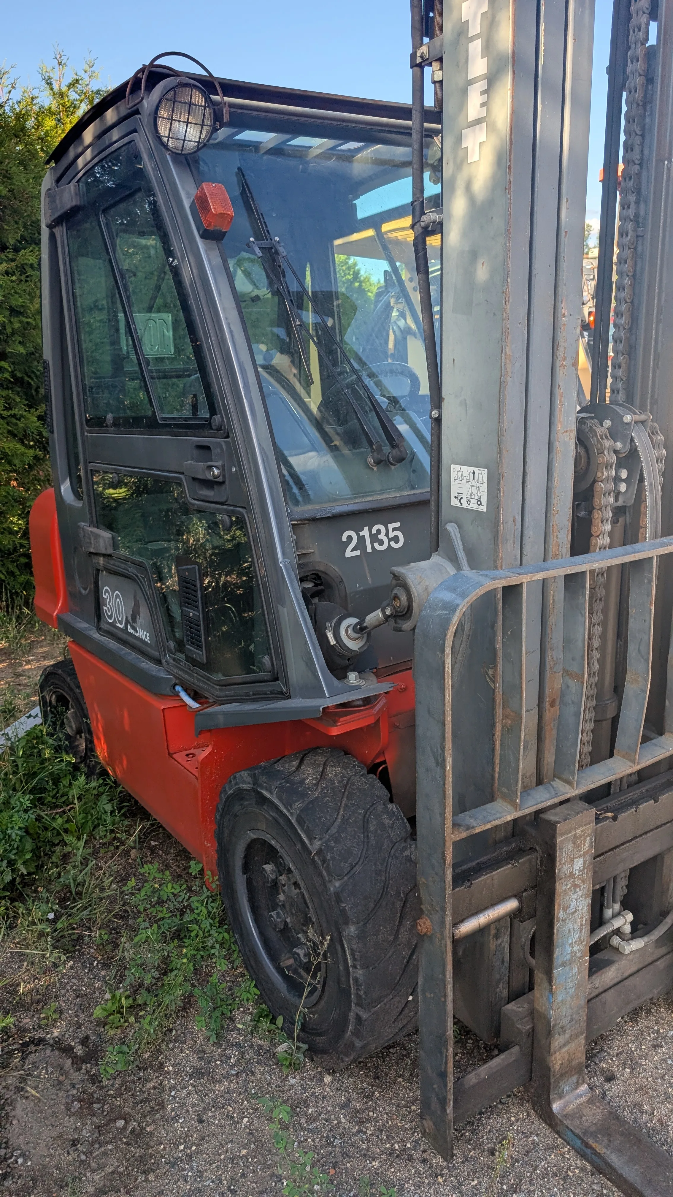 Nissan Nissan 3,0 t Diesel Triplex, Seitenschieber, geschlossene Kabine, Bj. 2012